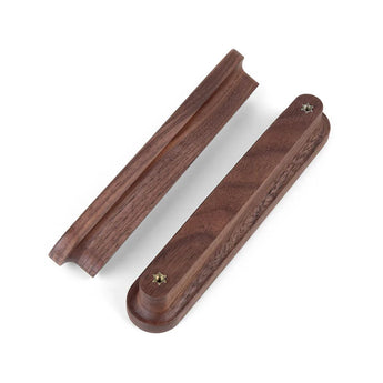 Deux porte-couteaux Arriero Walnut de yessential.fr, présentés face de haut en bas, mettent en valeur la finition en noyer lisse et les fermoirs métalliques intégrés à une extrémité.