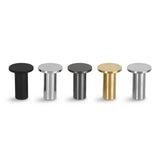 Quatre crochets à serviettes cylindriques en métal de yessential.fr, chacun avec un dessus rond plat et une finition noire élégante - des accessoires de salle de bain en acier inoxydable parfaits pour tout espace moderne. Produit : 4x Carreno Noir.