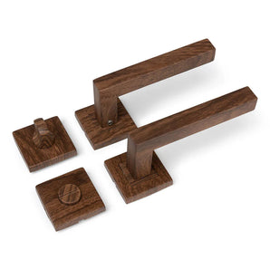 L'ensemble Domaso Walnut de yessential.fr comprend une poignée de porte en bois moderne et minimaliste et des plaques de verrouillage en bois foncé avec des designs rectangulaires élégants, affichés sur un fond blanc.