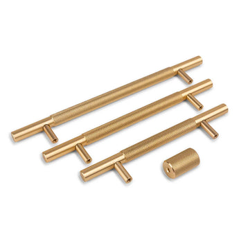 Quatre poignées Remo Gold Deluxe de yessential.fr avec poignées texturées, de longueur descendante et équipées d'un bouton assorti, élégamment présentées sur un fond blanc - parfaites comme poignées de cuisine de luxe.