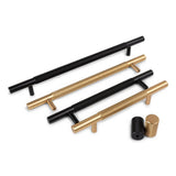 Trois poignées cylindriques Remo Black Deluxe de yessential.fr en noir mat et or avec des poignées texturées luxueuses sont présentées ainsi que deux boutons ronds moletés noirs assortis, le tout sur un fond blanc.