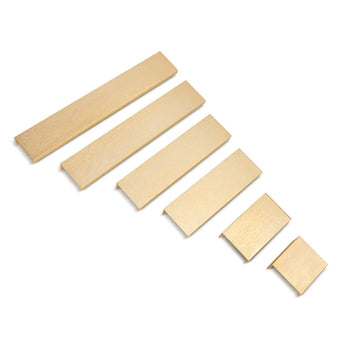 Six poignées d'armoire rectangulaires Enzo Gold de yessential.fr, disposées en rangée du plus long au plus court sur un fond blanc. Chaque poignée a un profil en forme de L avec un bord incurvé à 90 degrés.
