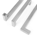 Trois poignées Vasco en acier inoxydable de yessential.fr en acier inoxydable brossé reposent sur une surface blanche, avec un design angulaire moderne, une poignée carrée et une finition brossée élégante.