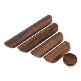 Quatre poignées en bois de différentes longueurs et un bouton Arriero Walnut de yessential.fr sont disposés sur un fond blanc. Chaque pièce a une finition lisse et polie avec un riche grain de bois brun pour une touche de luxe dans n'importe quel espace.