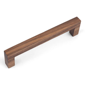 Poignées Vasco Walnut de yessential.fr : rectangulaires, en noyer, avec des bords nets et une finition lisse, présentées sur un fond blanc.
