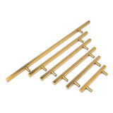 Cinq poignées Marano Gold de yessential.fr au design minimaliste et moderne de différentes longueurs sont disposées en diagonale sur un fond blanc.