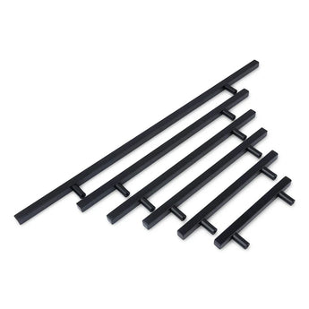 Cinq poignées Marano Black de yessential.fr, chacune d'une longueur différente, sont disposées en diagonale du plus grand au plus petit sur un fond blanc.