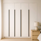 Dans une pièce minimaliste, dans l'armoire blanche Enzo Black à fond noir haut de gamme de yessential.fr, dans une table avec une table en bois et une lampe en côtoie beige avec une littérature claire et blanche.