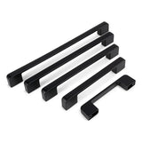 Quatre poignées rectangulaires Ramiro Black Deluxe de yessential.fr de différentes longueurs sont alignées, avec une cinquième à proximité, sur un fond blanc.