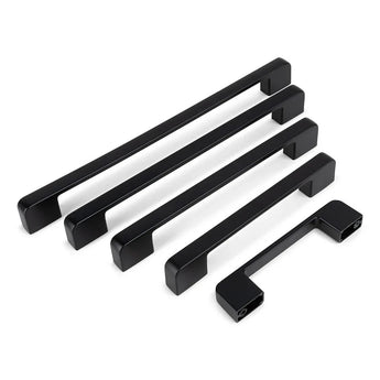 Quatre poignées rectangulaires Ramiro Black Deluxe de yessential.fr de différentes longueurs sont alignées, avec une cinquième à proximité, sur un fond blanc.