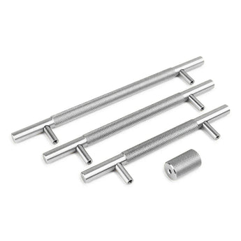 Trois clés en métal texturé de différentes longueurs et un bouton Remo Stainless Steel Deluxe de yessential.fr, le tout sur un fond blanc.