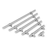 Cinq boutons Arturo en acier inoxydable de yessential.fr sont alignés du plus long au plus court sur un fond blanc, chacun avec des supports de montage rappelant les modèles de boutons de meubles ruraux en acier inoxydable.