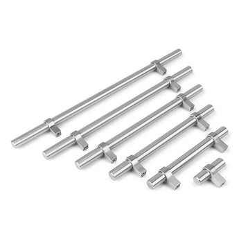Cinq boutons Arturo en acier inoxydable de yessential.fr sont alignés du plus long au plus court sur un fond blanc, chacun avec des supports de montage rappelant les modèles de boutons de meubles ruraux en acier inoxydable.