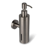 L'Alberto Gunmetal de yessential.fr est une élégante pompe à savon murale en acier inoxydable, avec un design cylindrique, un couvercle de pompe et une petite fenêtre verticale pour afficher le niveau de savon.