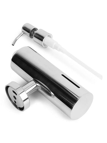 L'Alberto Chrome de yessential.fr est une pompe à savon élégante en acier inoxydable avec montage mural, composée de la partie principale cylindrique et de la pompe avec buse et tube.