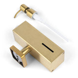 Le distributeur de savon Sonego Gold de yessential.fr présente un design rectangulaire chic en métal doré, une fente étroite pour le niveau de liquide et une base carrée pour la pompe - parfait pour ajouter un style moderne à votre salle de bain.