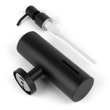 L'Alberto Black de yessential.fr est un distributeur de savon cylindrique noir mat doté d'une pompe amovible qui révèle la paille interne et l'embout buccal. Le distributeur dispose d'une petite fenêtre pour vérifier facilement le niveau de savon.