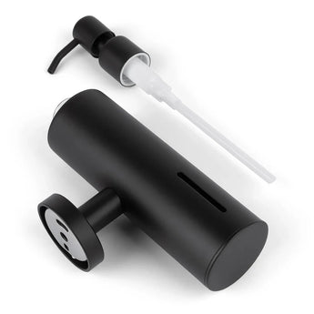 L'Alberto Black de yessential.fr est un distributeur de savon cylindrique noir mat doté d'une pompe amovible qui révèle la paille interne et l'embout buccal. Le distributeur dispose d'une petite fenêtre pour vérifier facilement le niveau de savon.