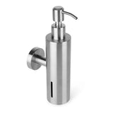 L'Alberto Stainless Steel de yessential.fr est un distributeur de savon mural minimaliste avec couvercle à pompe et petite fenêtre verticale pour afficher le niveau de savon.