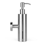 L'Alberto Stainless Steel de yessential.fr est une pompe à savon minimaliste en acier inoxydable avec un corps cylindrique, un couvercle de pompe, un montage mural latéral et une petite fenêtre pour voir le niveau de savon.
