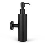 L'Alberto Black de yessential.fr est un distributeur de savon mural noir mat doté d'un corps cylindrique, d'une tête de pompe et d'une petite fenêtre transparente permettant de vérifier le niveau de savon, affichée sur fond blanc.