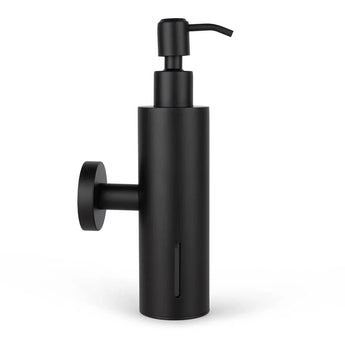 L'Alberto Black de yessential.fr est un distributeur de savon mural noir mat doté d'un corps cylindrique, d'une tête de pompe et d'une petite fenêtre transparente permettant de vérifier le niveau de savon, affichée sur fond blanc.