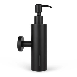 L'Alberto Black de yessential.fr est un distributeur de savon mural noir mat doté d'un corps cylindrique, d'une tête de pompe et d'une petite fenêtre transparente permettant de vérifier le niveau de savon, affichée sur fond blanc.