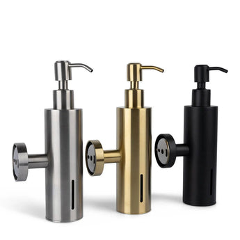 Trois distributeurs Alberto en acier inoxydable de yessential.fr, au design moderne et minimaliste en argent, or et noir, chacun doté d'un dessus de pompe et d'une fixation latérale ronde, sont présentés côte à côte sur un fond blanc.