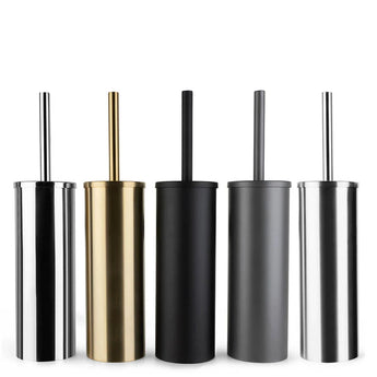 Cinq brosses de toilette cylindriques yessential.fr Bruno Chrome avec de longs manches en chrome, or, noir mat, gris foncé et argent sont alignées sur un fond blanc.