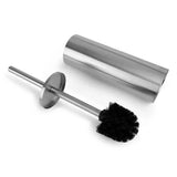 L'ensemble de toilettes Tapio en acier inoxydable (sans perçage) de yessential.fr comprend une brosse de toilette en acier inoxydable avec un manche en métal fin, des poils noirs et un support cylindrique - parfait pour tout ensemble de salle de bain moderne.