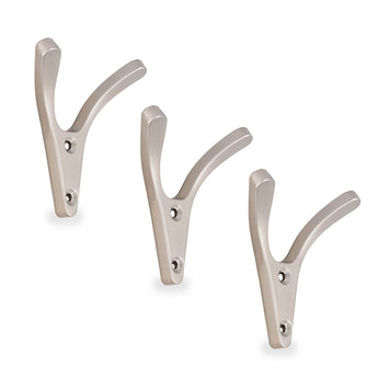Trois patères Vilano Taupe de yessential.fr, chacune avec deux griffes et un design en forme de V, sont placées en diagonale sur un fond blanc. Chaque crochet dispose de deux trous de vis pour un montage sécurisé au mur.