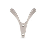 Le Vilano Taupe de yessential.fr est une patère double argentée avec un design élégant et moderne en forme de Y (crochet en forme de V) et deux trous de vis pour un montage sur un mur ou une porte.