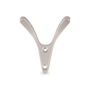 Le Vilano Taupe de yessential.fr est une patère double argentée avec un design élégant et moderne en forme de Y (crochet en forme de V) et deux trous de vis pour un montage sur un mur ou une porte.