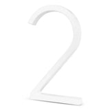 Un chiffre 2 blanc en trois dimensions (Amato White 12,5 cm par yessential.fr) se dresse sur un fond uni et souligne le design moderne et épuré de ce numéro de maison élégant.