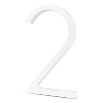 Un chiffre 2 blanc en trois dimensions (Amato White 12,5 cm par yessential.fr) se dresse sur un fond uni et souligne le design moderne et épuré de ce numéro de maison élégant.