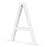 Une lettre majuscule blanche tridimensionnelle A (Amato White 12,5 cm de yessential.fr) se dresse sur un fond blanc uni et rappelle les numéros de maison modernes et le style élégant d'Amato.