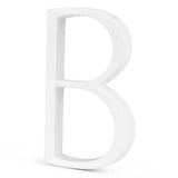 Une lettre majuscule blanche tridimensionnelle B (Amato White 12,5 cm par yessential.fr) se dresse sur un fond uni et reflète le style élégant des numéros de maison modernes.
