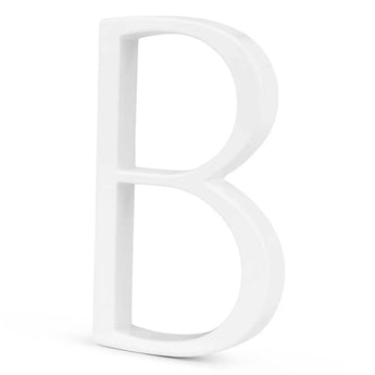 Une lettre majuscule blanche tridimensionnelle B (Amato White 12,5 cm par yessential.fr) se dresse sur un fond uni et reflète le style élégant des numéros de maison modernes.