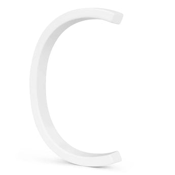 L'Amato White 12,5 cm de yessential.fr est une lettre majuscule blanche tridimensionnelle C au design élégant et minimaliste, qui se dresse debout sur un fond blanc uni.