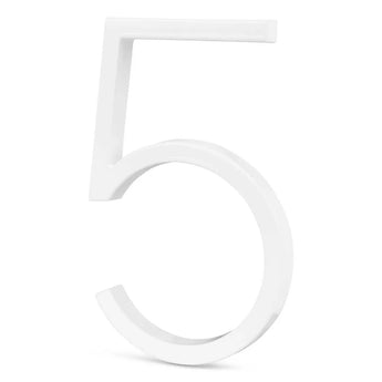 Un numéro 5 blanc tridimensionnel de la collection Amato White 20 cm par yessential.fr, parfait comme accent de numéro de maison moderne et élégant pour ceux qui recherchent des numéros de maison élégants.