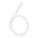 Un chiffre six blanc en trois dimensions se dresse sur un fond blanc uni et souligne l'élégance épurée du numéro de maison Amato White 12,5 cm de yessential.fr.