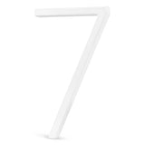 Un chiffre 7 blanc élégant et tridimensionnel de la série Amato White 12,5 cm de yessential.fr, avec un design élégant et moderne sur un fond blanc uni - idéal pour les numéros de maison contemporains.