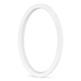 Een slanke, witte, ronde ring staat rechtop tegen een witte achtergrond - een elegant accent geïnspireerd op de Amato White 20cm van yessential.fr.