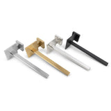 Quatre poignées de porte rectangulaires modernes Bellino Gold de yessential.fr en argent brossé, or, argent poli et noir mat sont présentées sur un fond blanc, parfaitement assorties au porte-rouleau de papier toilette doré ou aux accessoires du porte-rouleau de rechange.