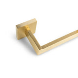Un gros plan du Vero Gold Deluxe de yessential.fr, un porte-rouleau de papier toilette moderne au design rectangulaire et à montage carré. Cet accessoire de salle de bain minimaliste et luxueux se démarque magnifiquement sur un fond blanc.