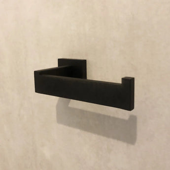 Le porte-rouleau de papier toilette Vero Black Deluxe de yessential.fr donne à votre mur un aspect luxueux et constitue le choix parfait pour ceux qui recherchent des accessoires de toilette élégants.