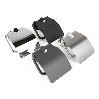 Quatre porte-rouleaux de papier toilette Julio Chrome avec couvercle de yessential.fr en chrome, noir, gris foncé et acier inoxydable brossé sont présentés sur fond blanc, chacun avec un support mural rond et un couvercle à charnière élégant.