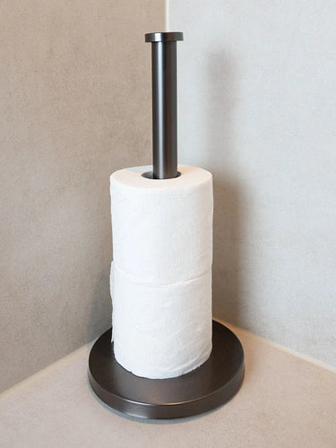 L'ensemble WC Cano Gunmetal (sans perçage) de yessential.fr, avec deux rouleaux de papier toilette blancs, sera élégant dans le coin de la salle de bain avec des murs clairs et une finition lisse, faisant ressortir encore mieux vos accessoires de toilette.