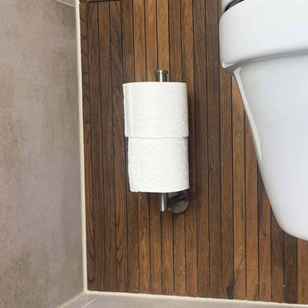 L'ensemble de toilettes Romano en acier inoxydable de yessential.fr comprend un élégant support métallique vertical monté sur un mur en bois, qui permet de ranger facilement deux rouleaux de papier toilette blanc - un complément idéal à vos accessoires de toilette.