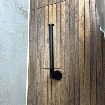 L'ensemble de toilettes Cosimo Black de yessential.fr présente un design en métal noir mat sur une surface en bois - idéal pour un ensemble d'accessoires de salle de bain moderne ou un ensemble de toilettes noir.